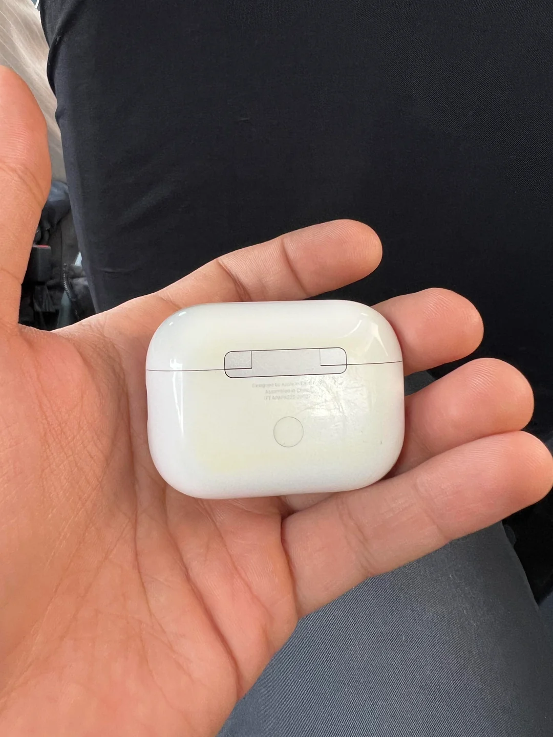 airpods-pro-2-case-getting-yellow-stains-v0-xfqqwhgjchnb1 (1).webp