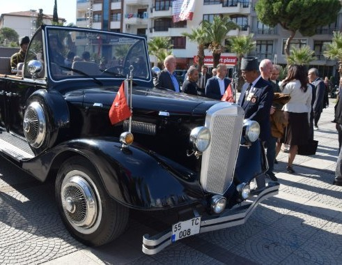 ataturk-un-makam-araci-olarak-kullandigi-otomobilin-benzeri-turgutlu-da-sergilendi-3178.webp