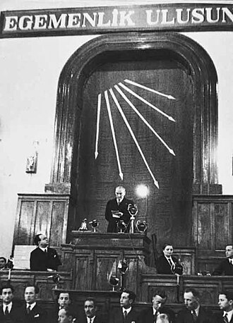 Atatürk_CHP'nin_4._Kurultay'ında_(9_Mayıs_1935).webp