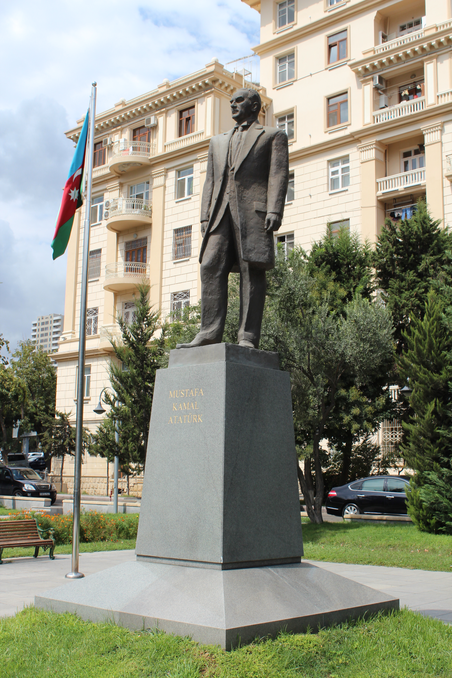 Atatürkün_Bakıdakı_heykəli_-_panoramio (1).webp