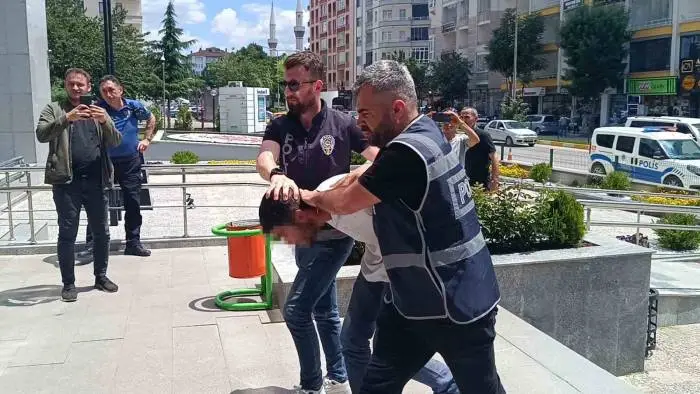 corumda-okul-mudurunu-ve-okul-gorevlisini-zincirle-darp-ettikten.webp