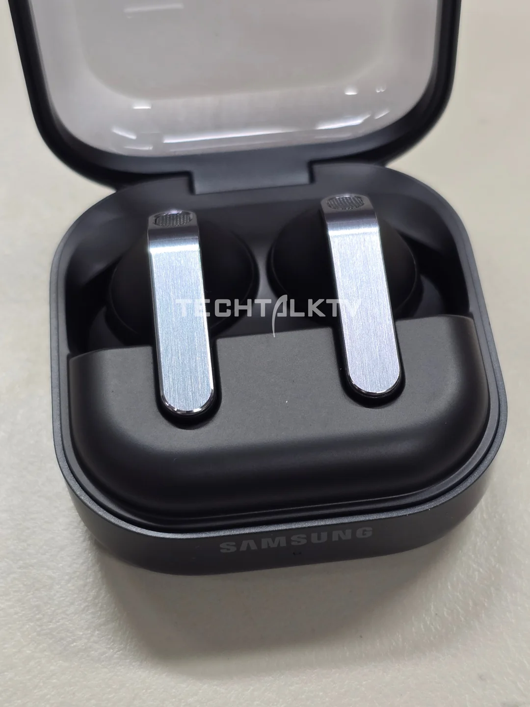 galaxy-buds-4-pro-real-life-pictures-v0-qhs64adkthkg1.webp