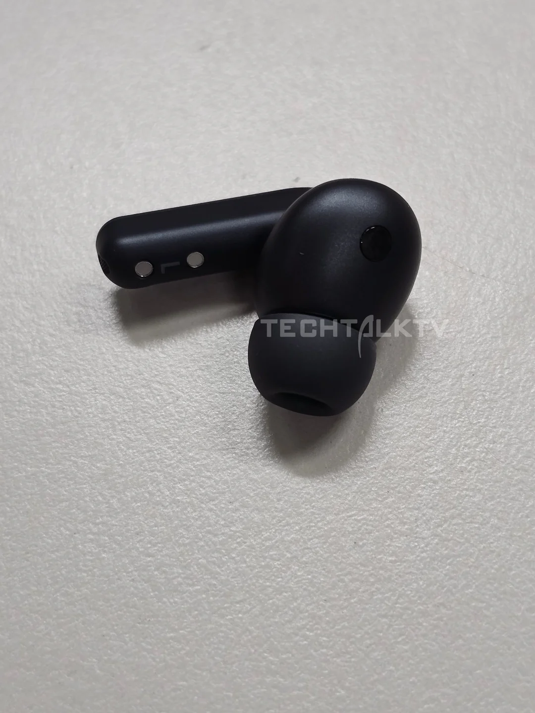 galaxy-buds-4-pro-real-life-pictures-v0-veojk9dkthkg1.webp