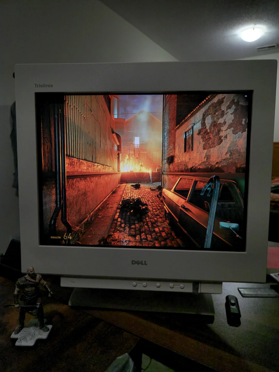 half-life-2-rtx-on-dell-trinitron-p780-v0-nlxrt5e6aipe1.webp