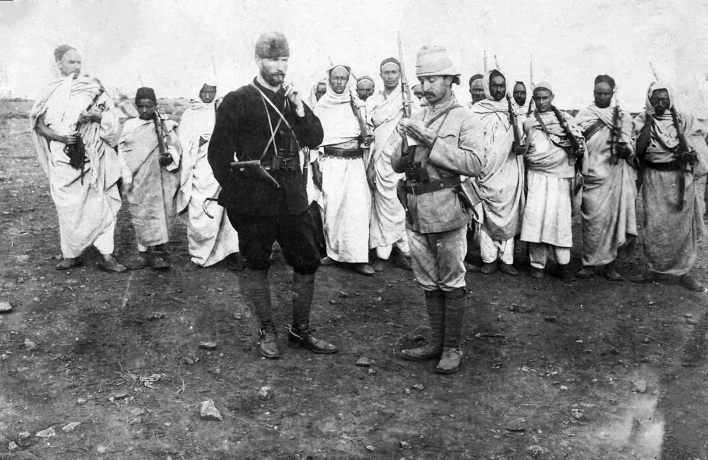 Kurmay_Binbaşı_Mustafa_Kemal_(Atatürk),_Mücahit_Bedevi_Kuvvetleri_önünde_emirlerini_yazdırırk...webp
