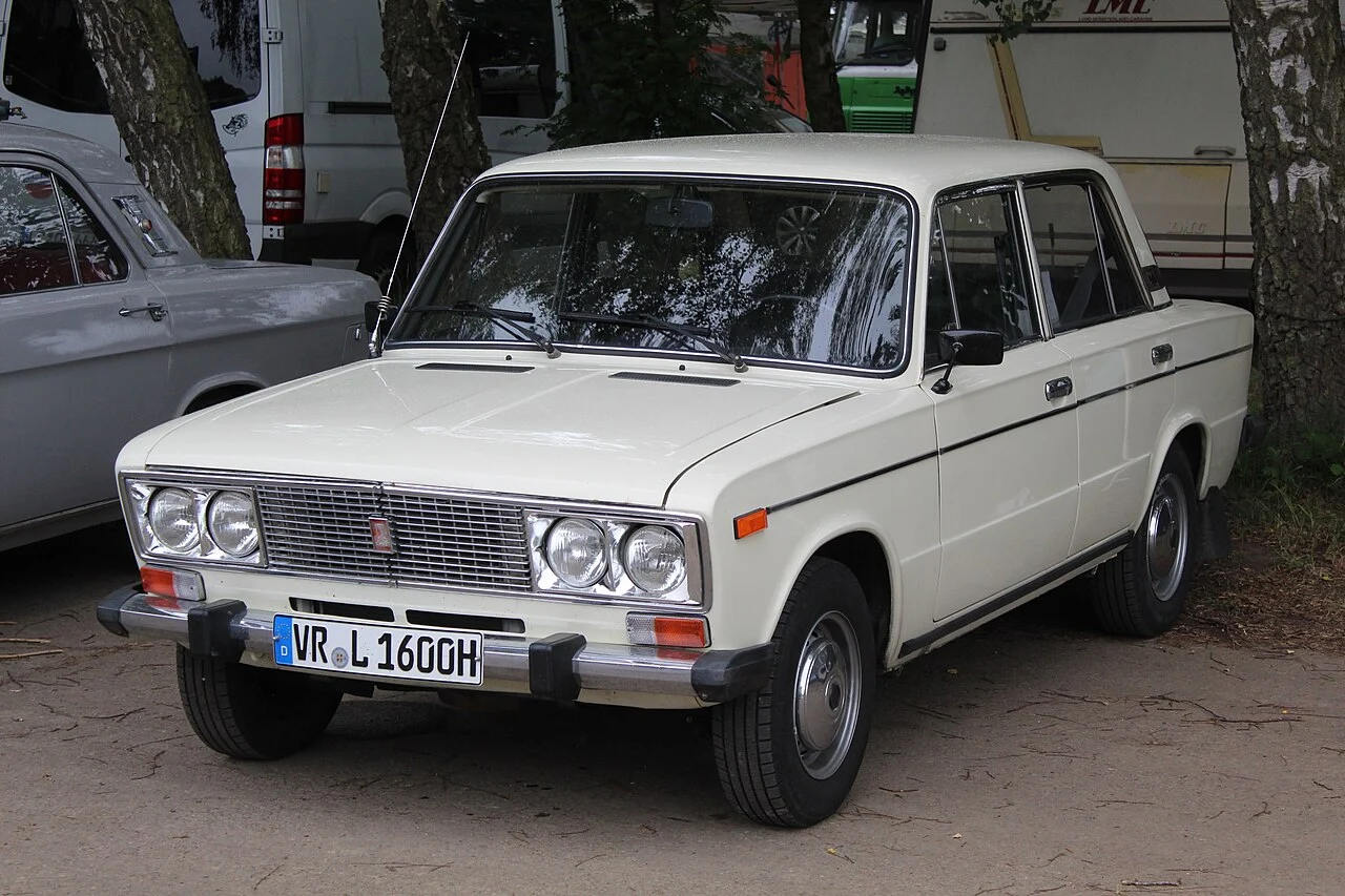 Lada_1600_(VAZ_2106)_at_Ostblocktreffen_Pütnitz_2023.webp