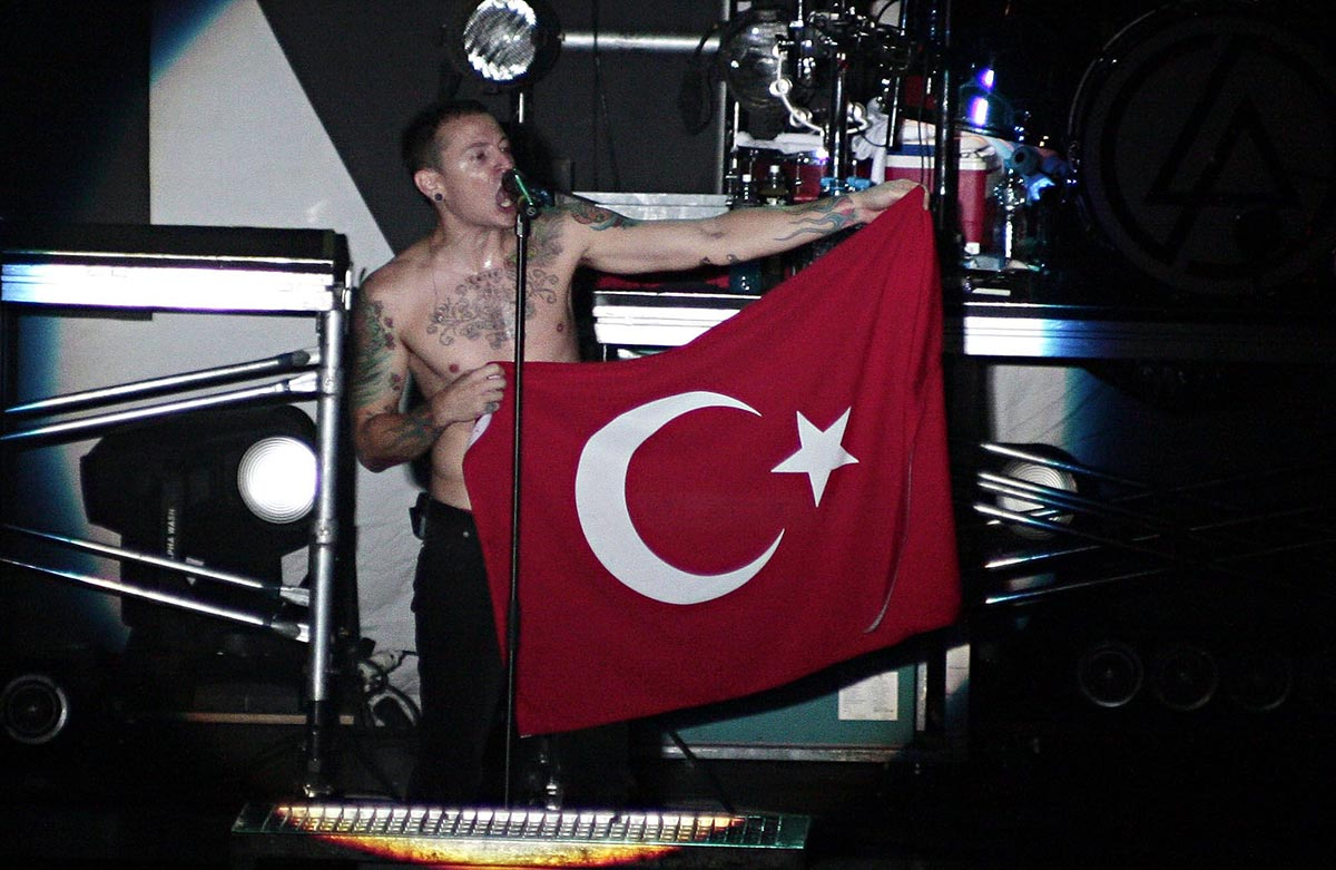 linkin-park-chester-bennington-2009-1.webp