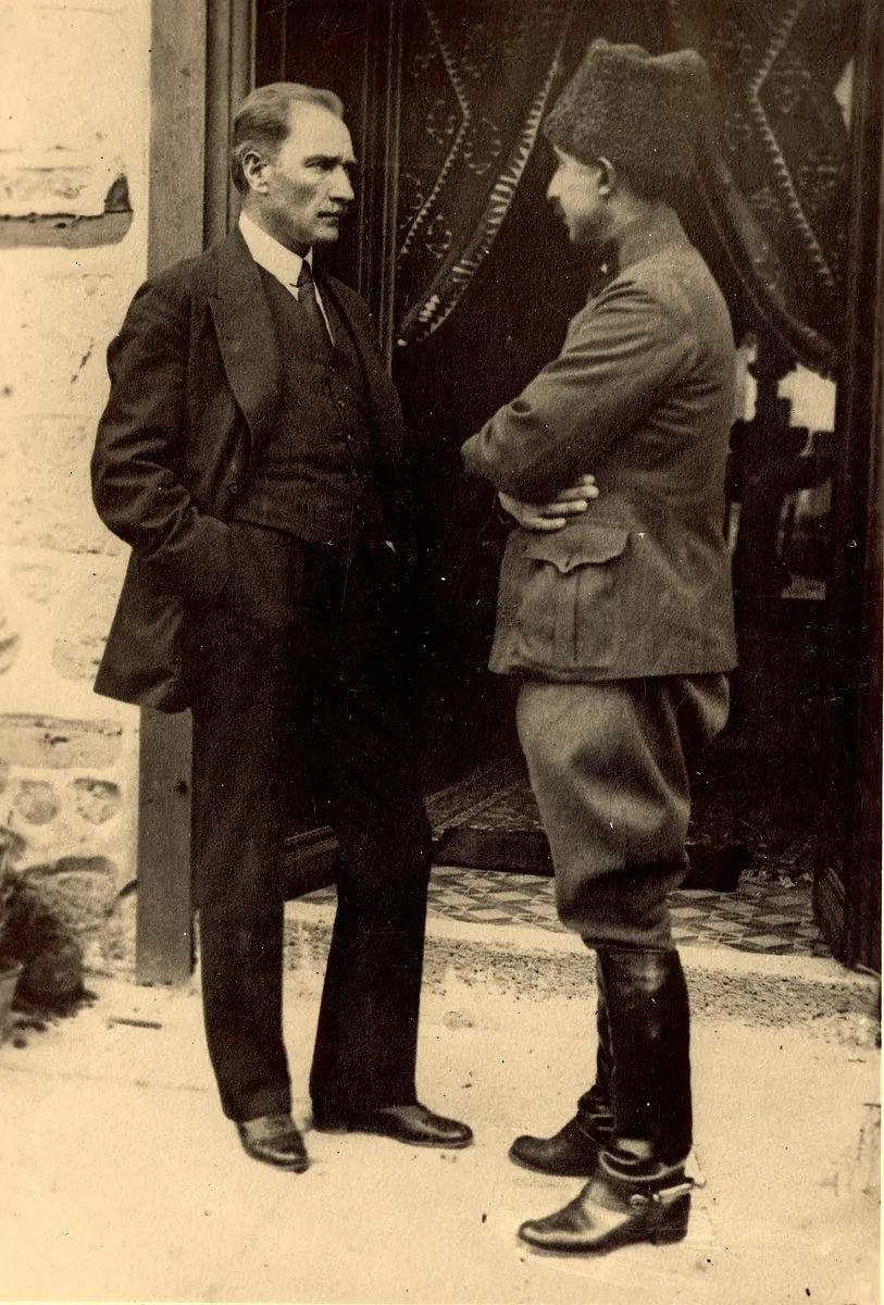 mka07-mustafa-kemal-ataturk-with-ismet-inonu-813x1200.webp
