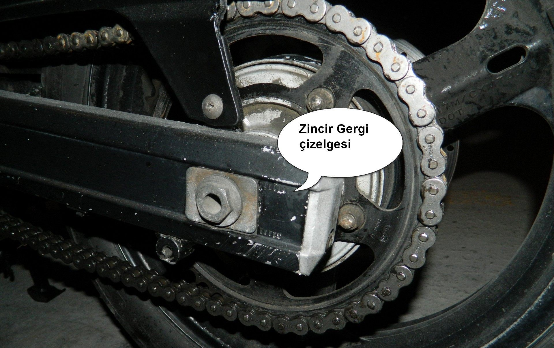 Motosiklette-Zincir-ayari-nasil-yapilir-3.webp