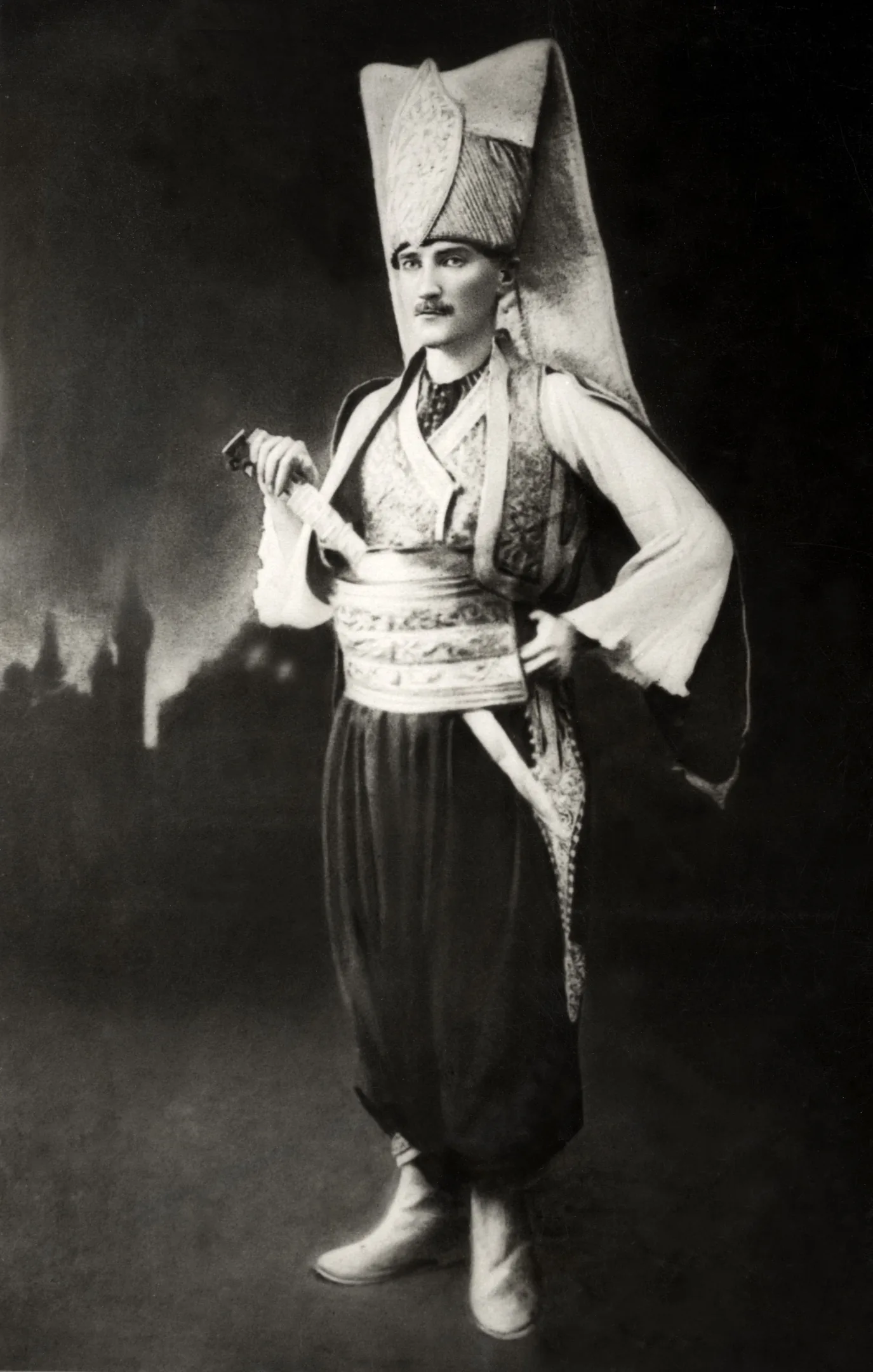 Mustafa_Kemal_Atatürk_(Ataturk)_tijdens_een_gekostumeerd_feest_in_Janitsarenkledij,_voor_1924...webp