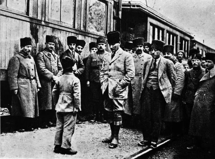 Mustafa_Kemal_visit_the_front.webp