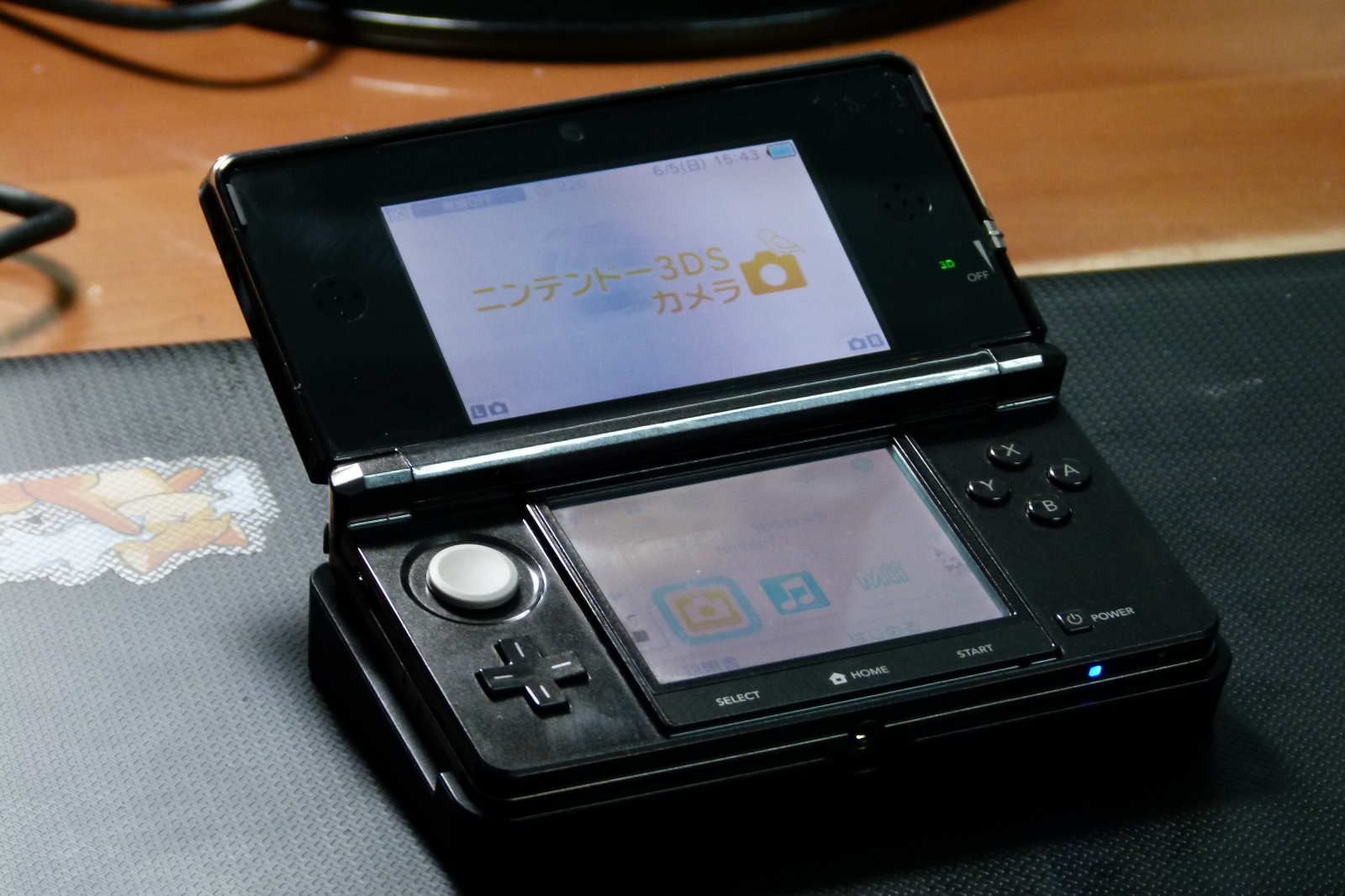 Nintendo_3DS_Cosmo_Black_open_20110605.webp