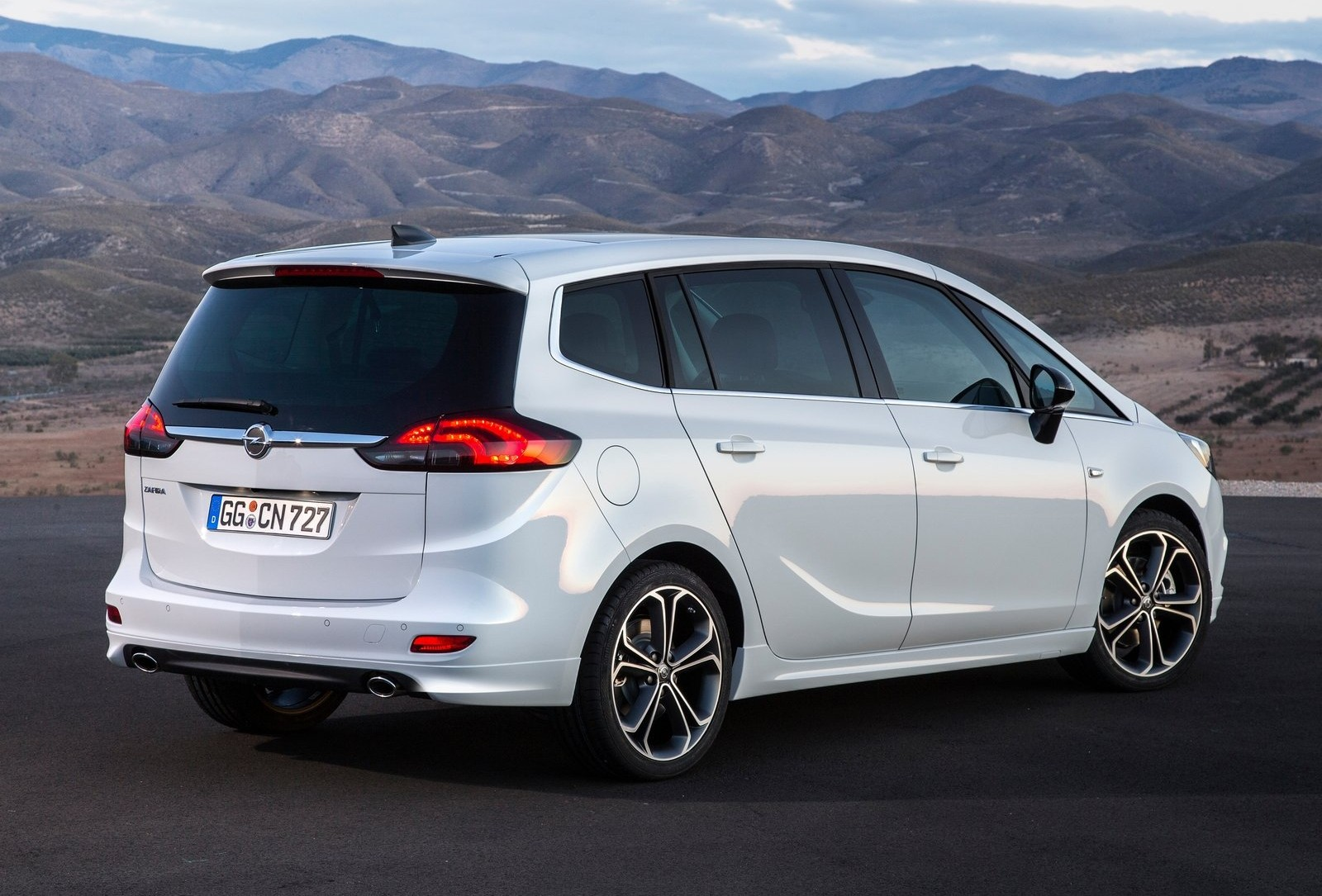 Opel-Zafira-2017-1600-25.webp