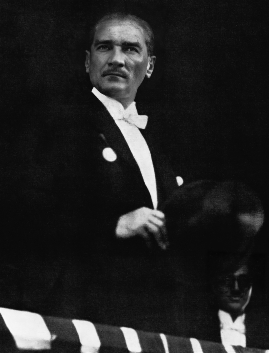 Reisicumhur_Mustafa_Kemal_Cumhuriyet_Bayramı_kutlamalarında,_Ankara,_29_Ekim_1925.webp
