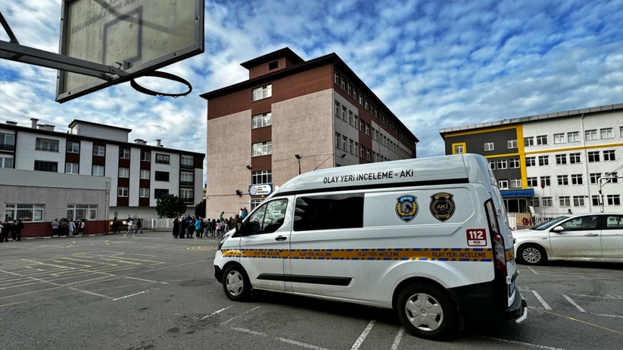 samsunda-okulun-tavanindaki-alcinin-dokulmesi-sonucu-7-ogrenci-hafif-yaralandi.webp