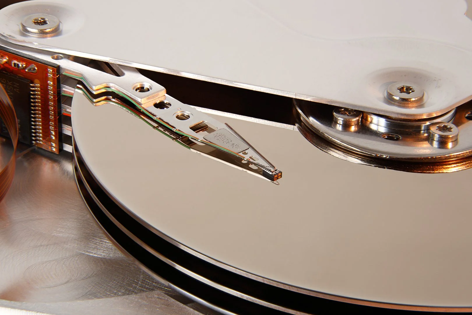 Seagate_ST33232A_hard_disk_head_and_platters_detail.webp