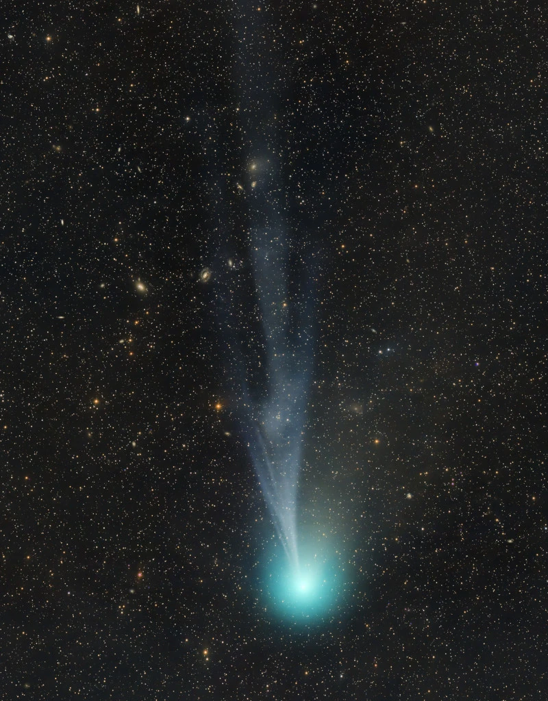 structure-in-the-tail-of-comet-12p-pons-brooks.webp