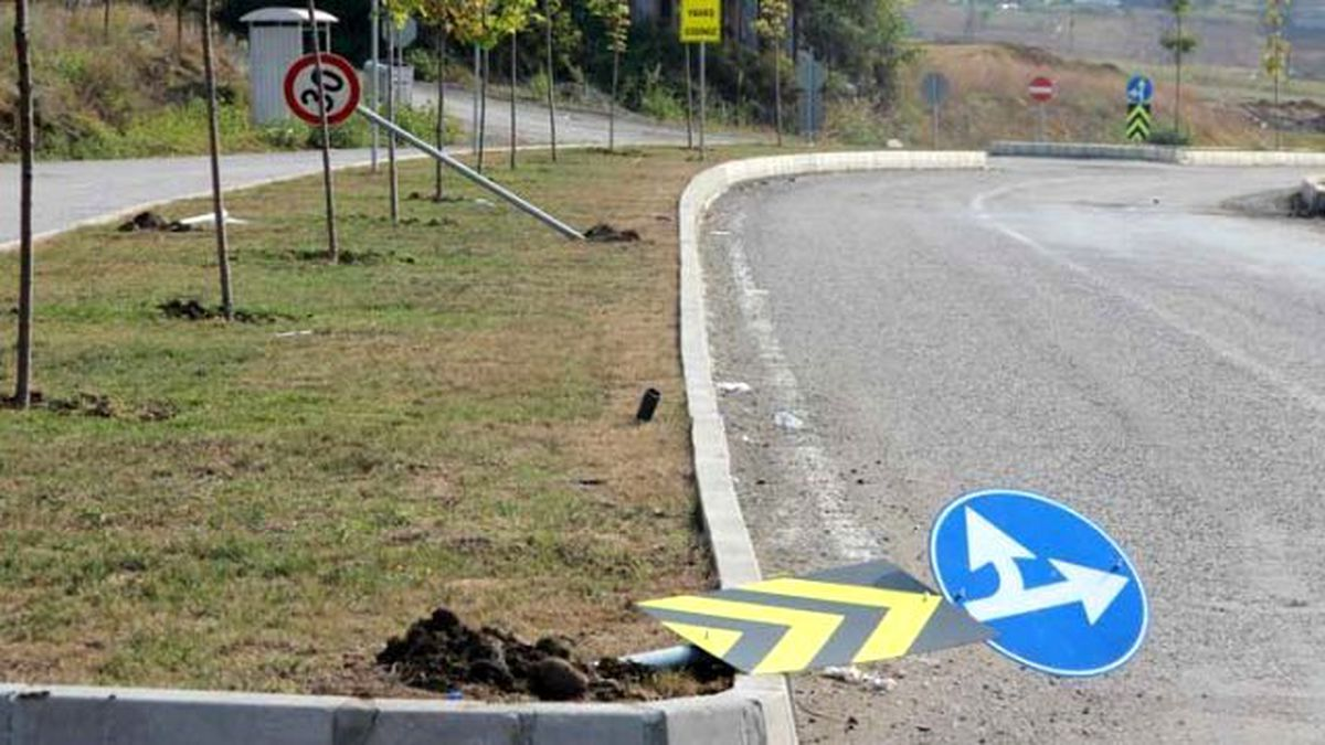 trafik-levhalari-maganda-kurbani-6955077_x_7311_amp.webp