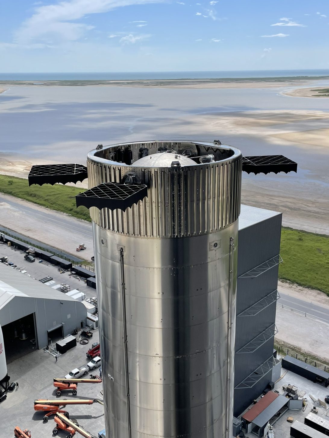 SpaceX'in Starship Super Heavy roket güçlendiricisinin ızgara kanatçıkları açıldı