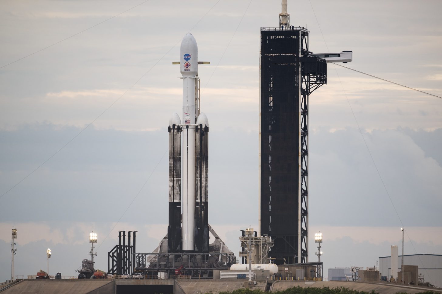 SpaceX'in Psyche faydalı yükünü taşıyan Falcon Heavy roketi