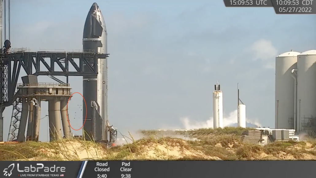 Starship'in ısı kalkanı karoları, resimde gösterildiği gibi test ve uçuş sırasında düşme alışkanlığına sahiptir