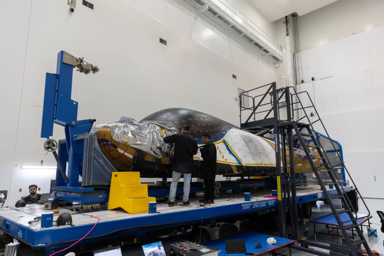 Dream Chaser uzay aracı, varışından sonra NASA KSC'deki sistem işleme tesisinin içinde görülüyor