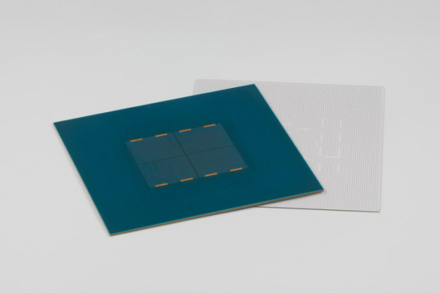 Samsung'un Glass Substrate ambalajına sahip bir test çipinin resmi.