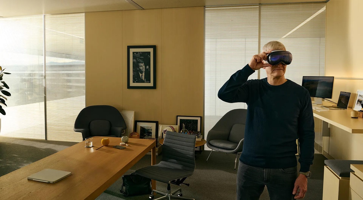 Tim-Cook-Vision-Proyu-Her-Gun-Kullaniyor-ve-3D-Deneyimini.jpg