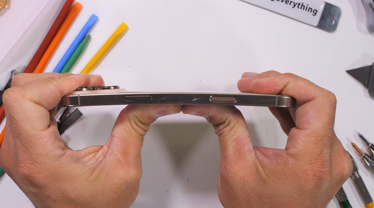 iPhone-16-Pro-Max-Yeni-Dayaniklilik-Testinde-Bukuldugunde-Neredeyse-Hic.jpg