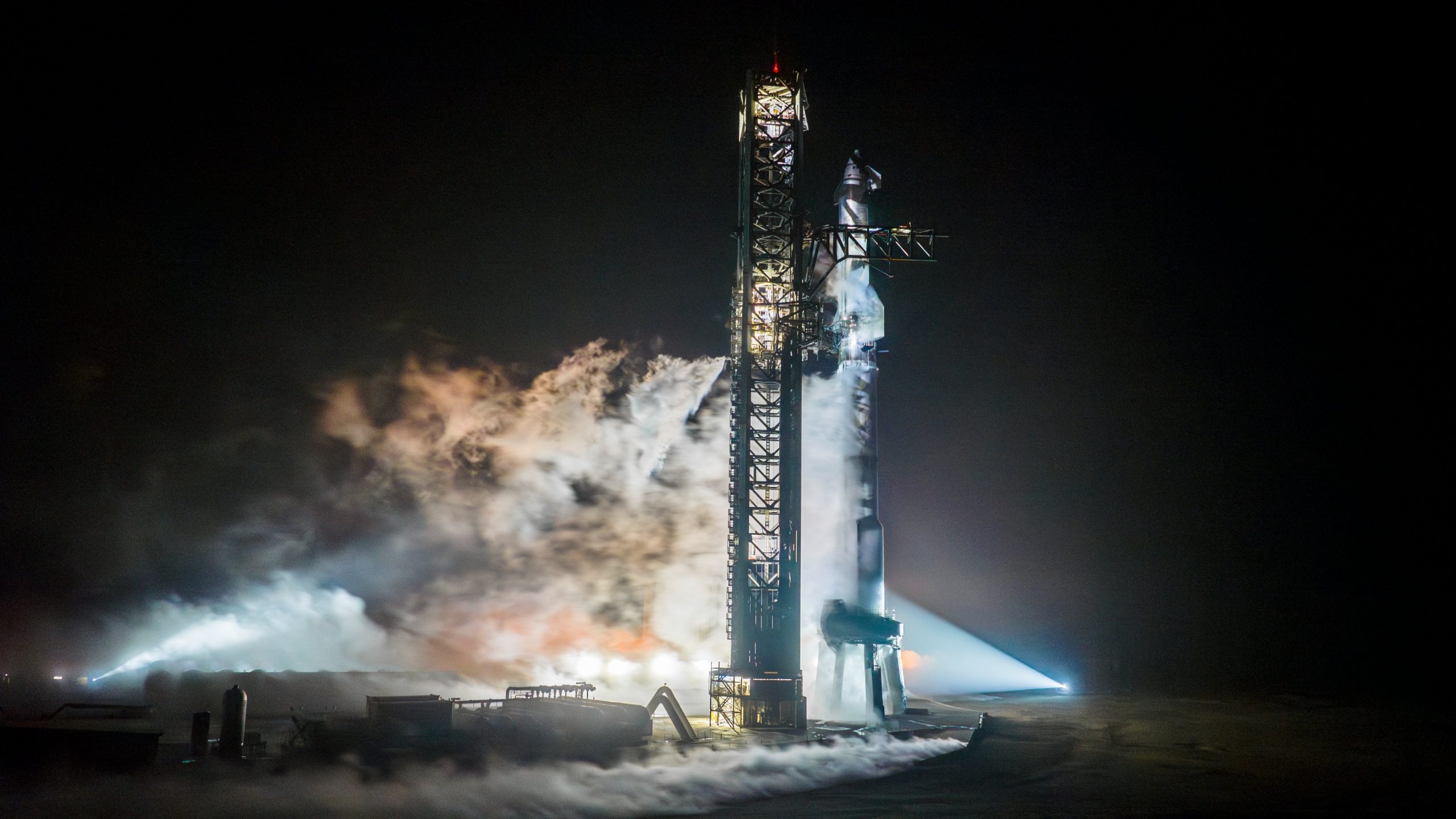 SpaceX-Ucus-5-Son-Dakika-Hazirliklarinin-Bir-Parcasi-Olarak-Patlayicilar.jpeg