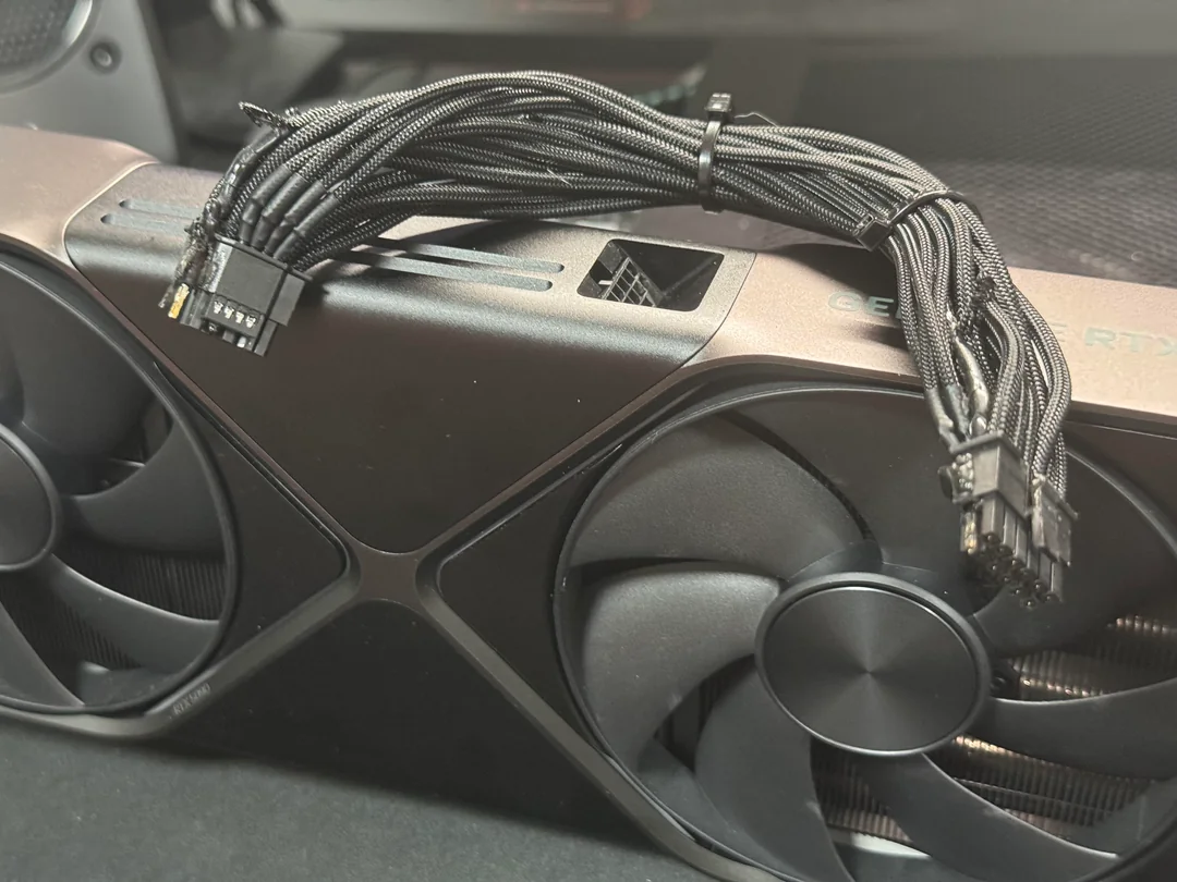 RTX 5090 FE Eriyen bağlantılar