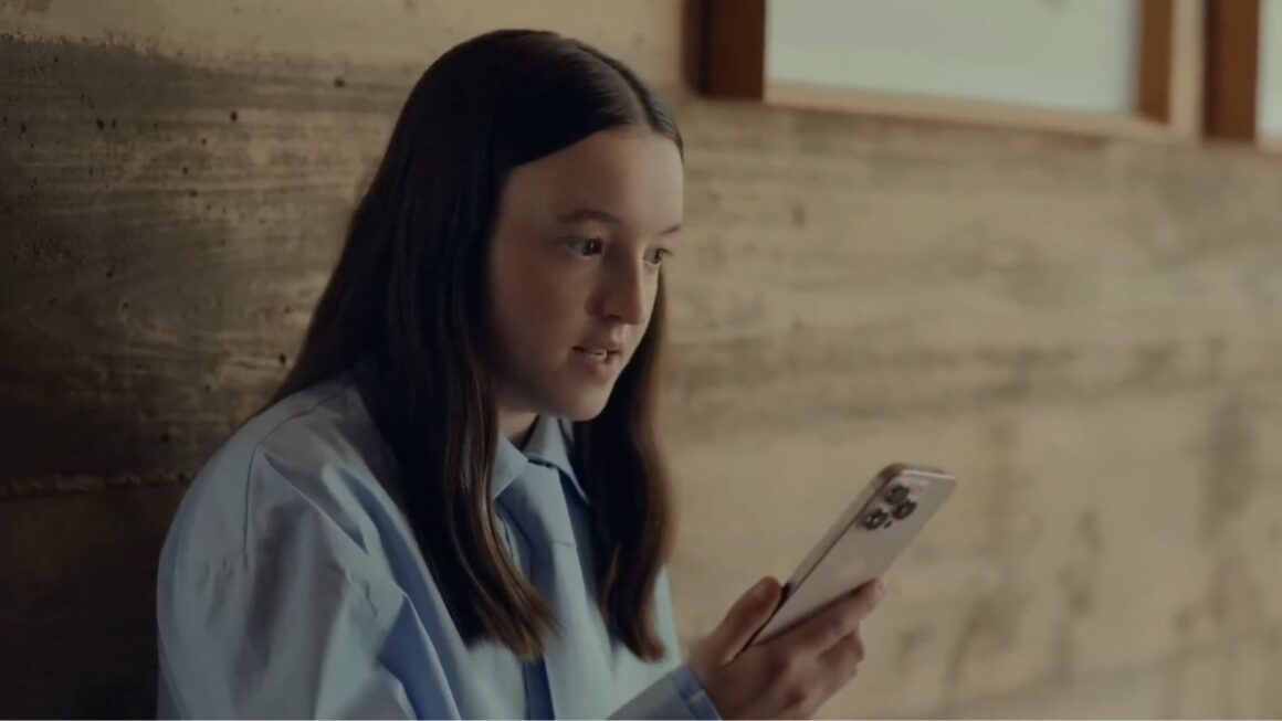 Apple, Geliştirilmiş Siri Özelliğinin Gecikmesi Nedeniyle Reklamı Kaldırdı