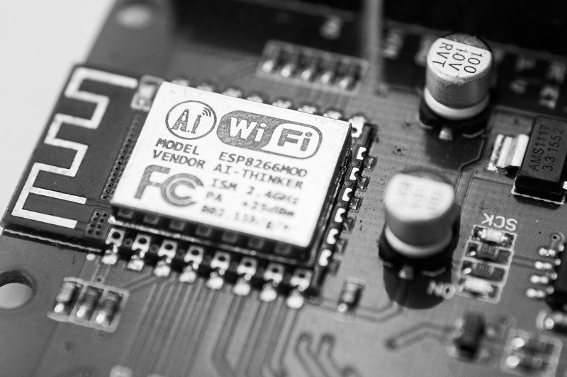 Anakarta gömülü bir Wi-Fi modülü.