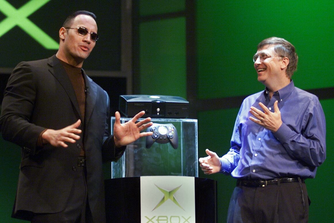 Soldan sağa; Dwayne Johnson, Xbox Original ve Bill Gates.