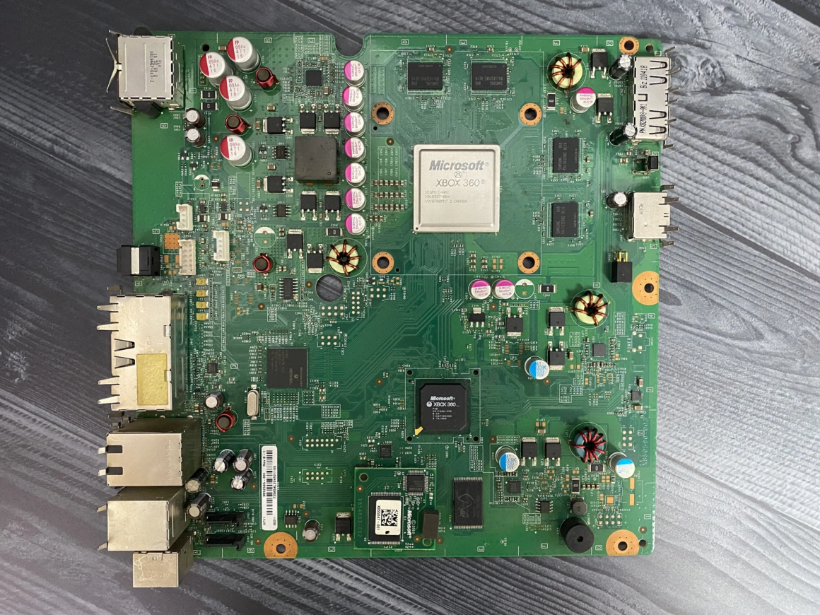 Muhtemelen Trinity veya Corona revizyonuna sahip bir Xbox 360 Slim anakartı.