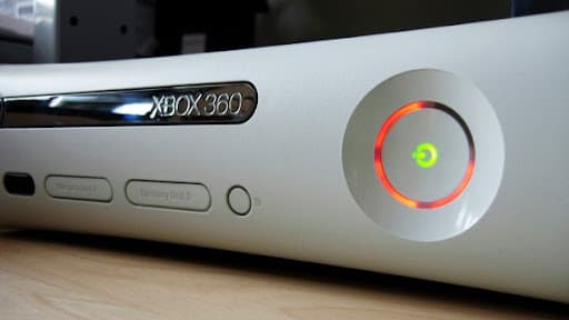 3 Kırmızı Işık Hatası veren bir Xbox 360 Arcade.