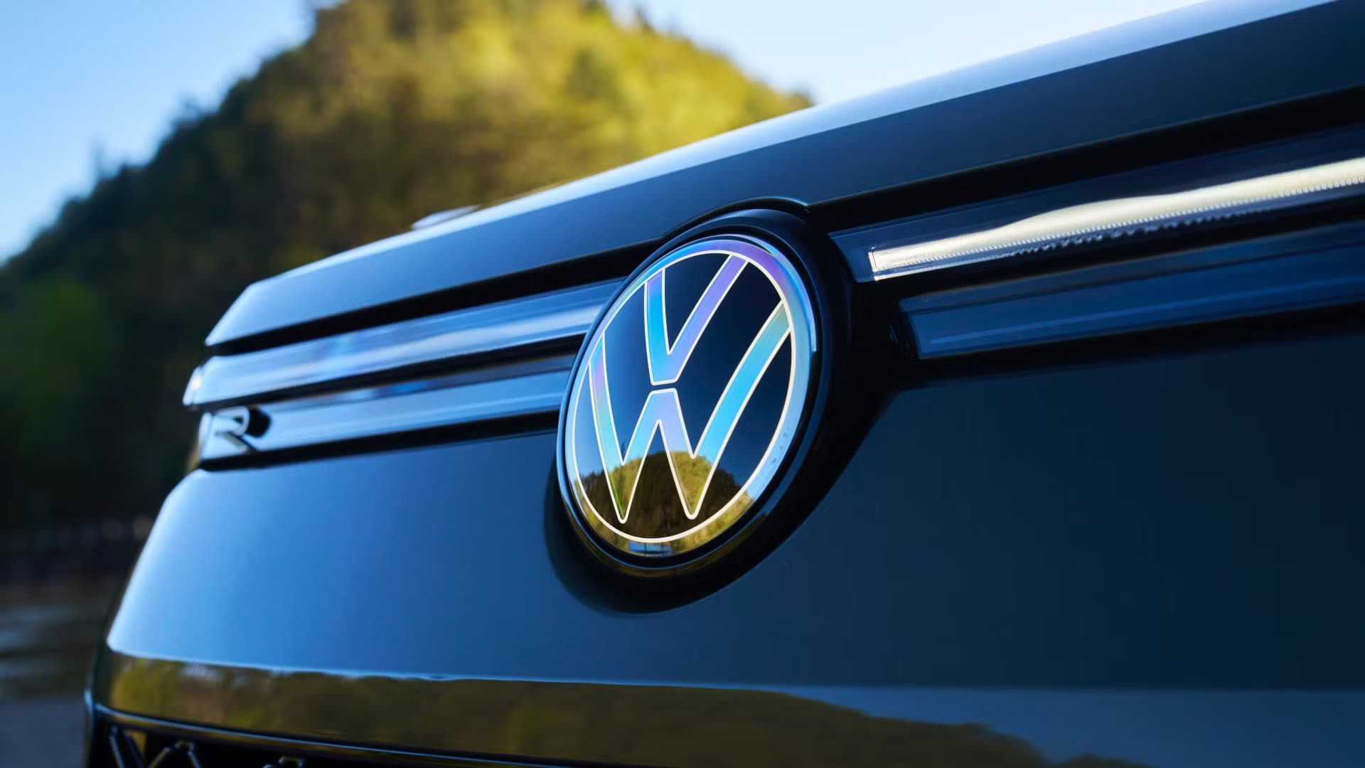 2025-volkswagen-tiguan-sel-r-line-exterior-up-close-5-1.jpg