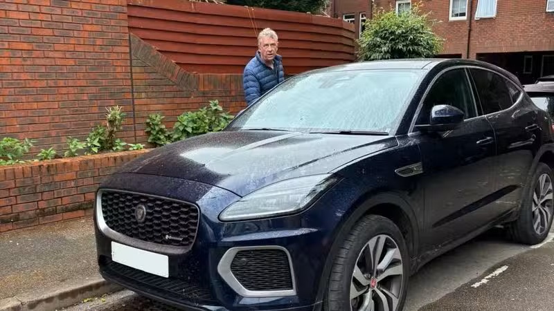 AirTag, Londra'daki bir çiftin çalınan Jaguar arabasını polis hemen harekete geçemeyince bulmasına yardımcı oldu.