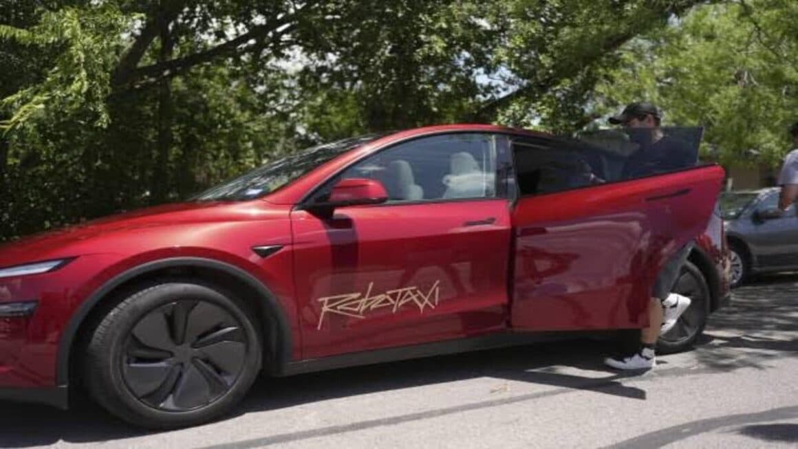 Tesla’nın Robotaksi Hizmeti Austin’de Başladı, Ancak İlk Gününde Tartışma Yarattı