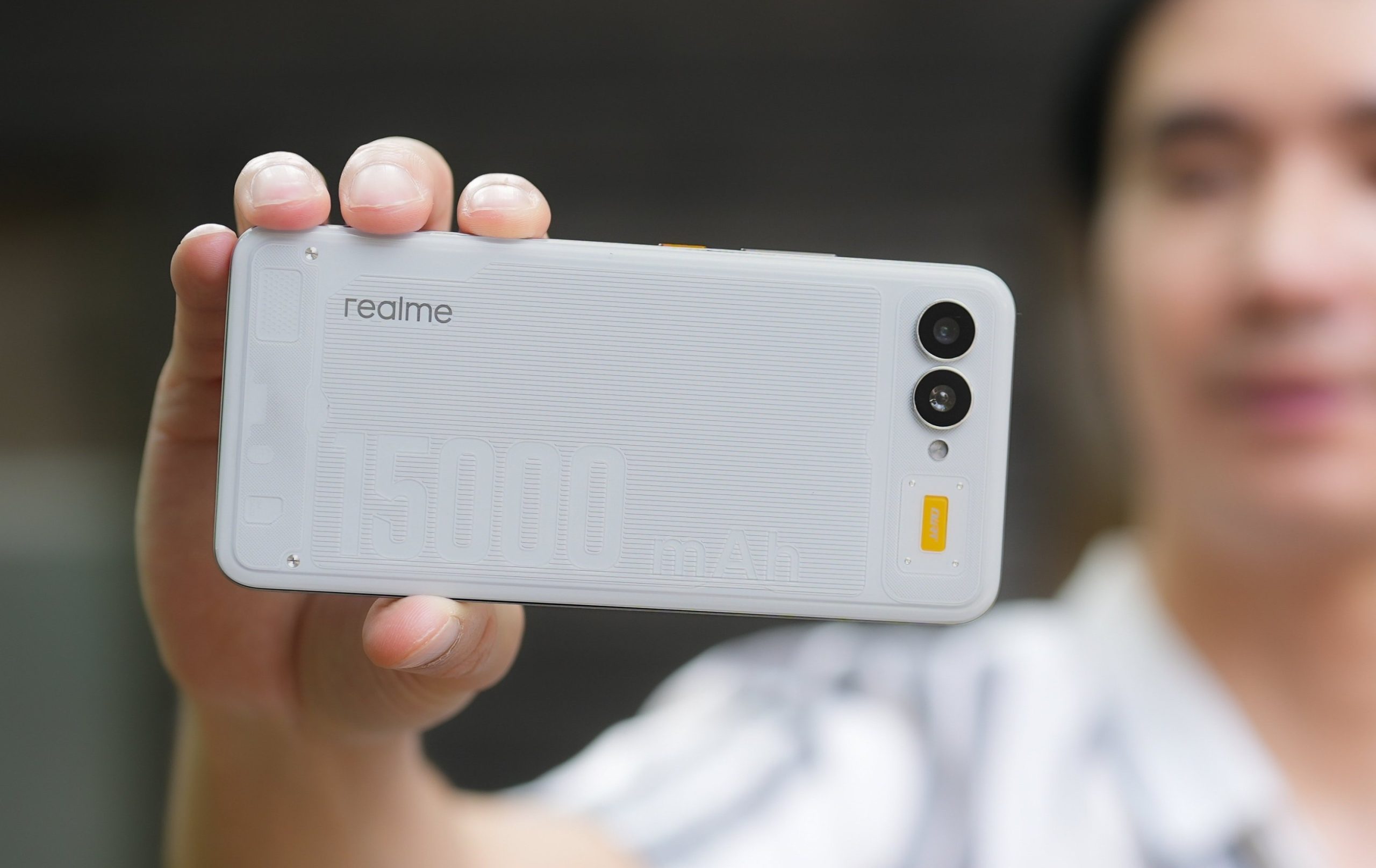 Realme-Konsept-Telefonuna-15000-mAh-Pil-Sigdirdi-iPhone-16-Pro.jpg