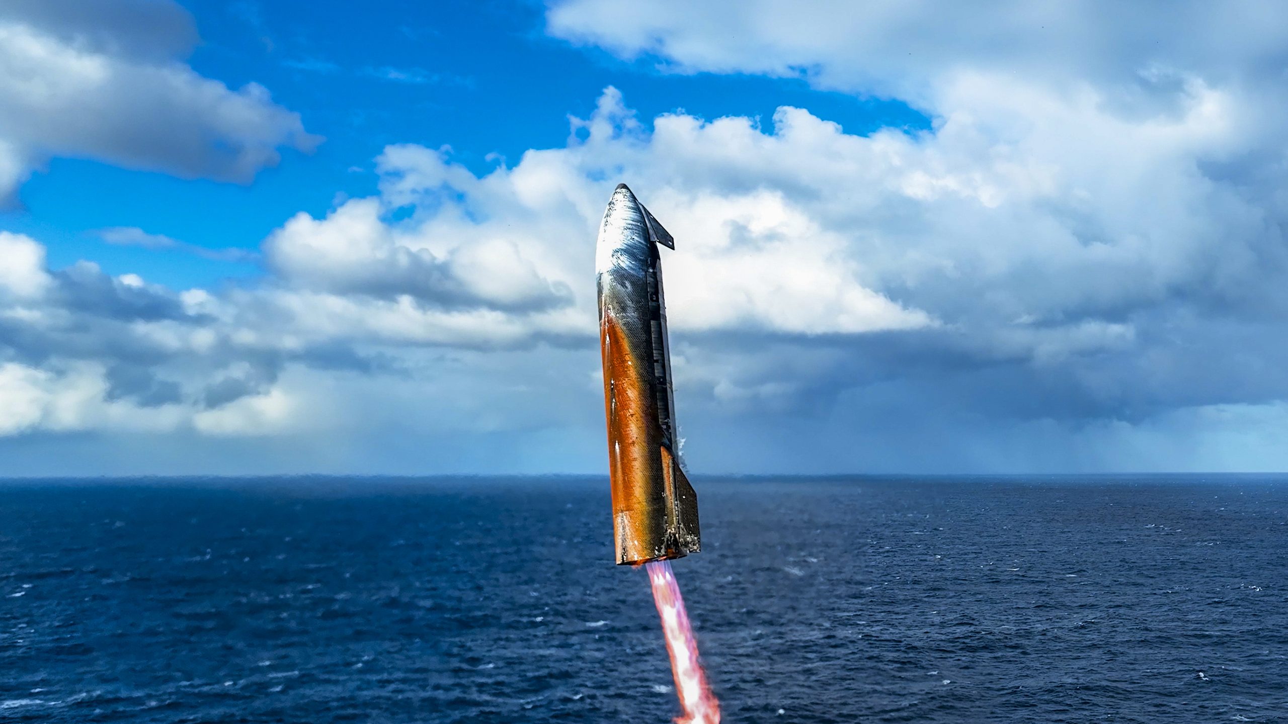SpaceX-Basarili-10-Ucus-Sonrasi-Turuncu-Izli-‘Yipranmis-Starship-Mars.jpeg
