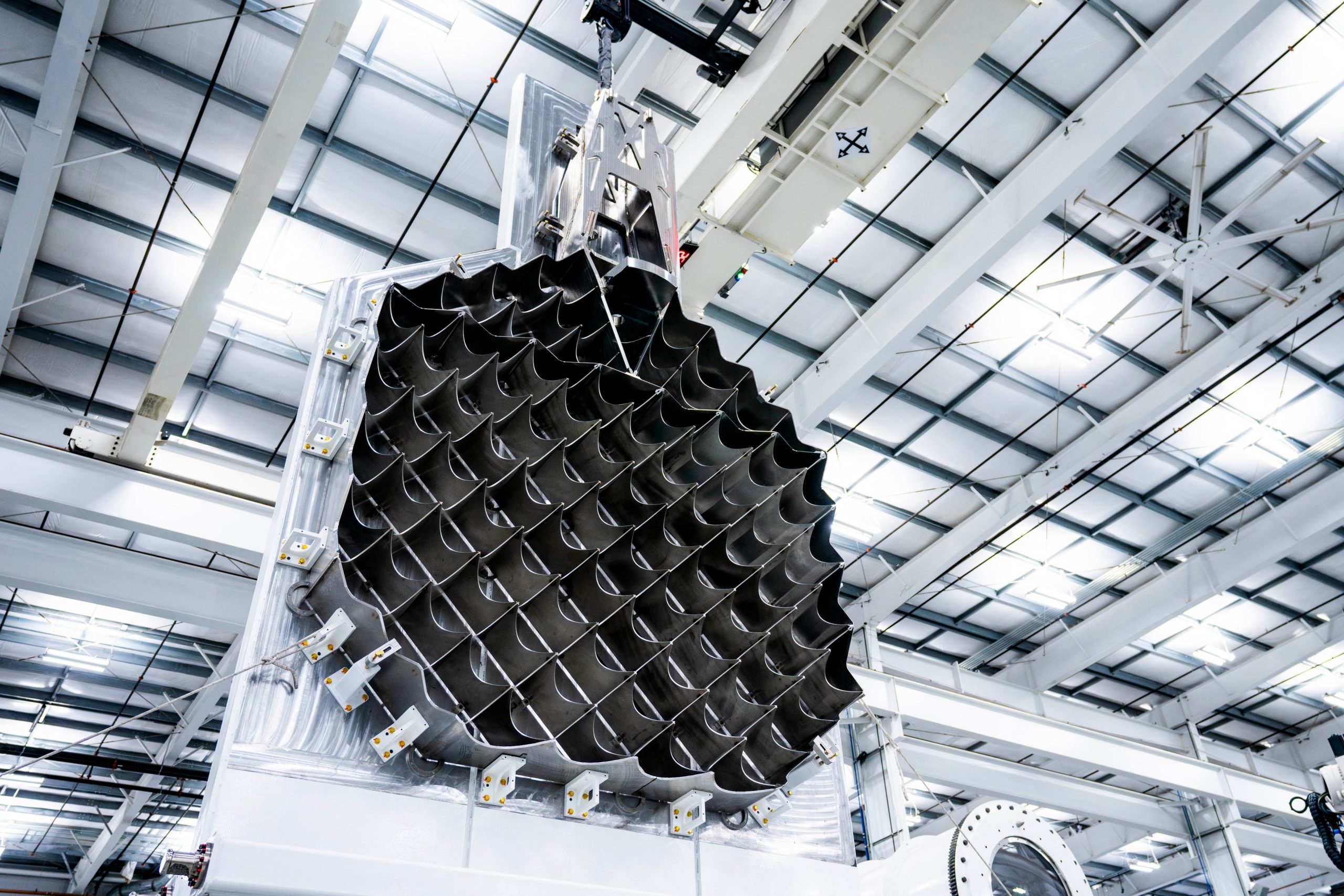 SpaceX-Dunyanin-En-Buyuk-Roketini-Kuleyle-Yakalayacak-Izgara-Kanatlar-Tanitti.jpeg