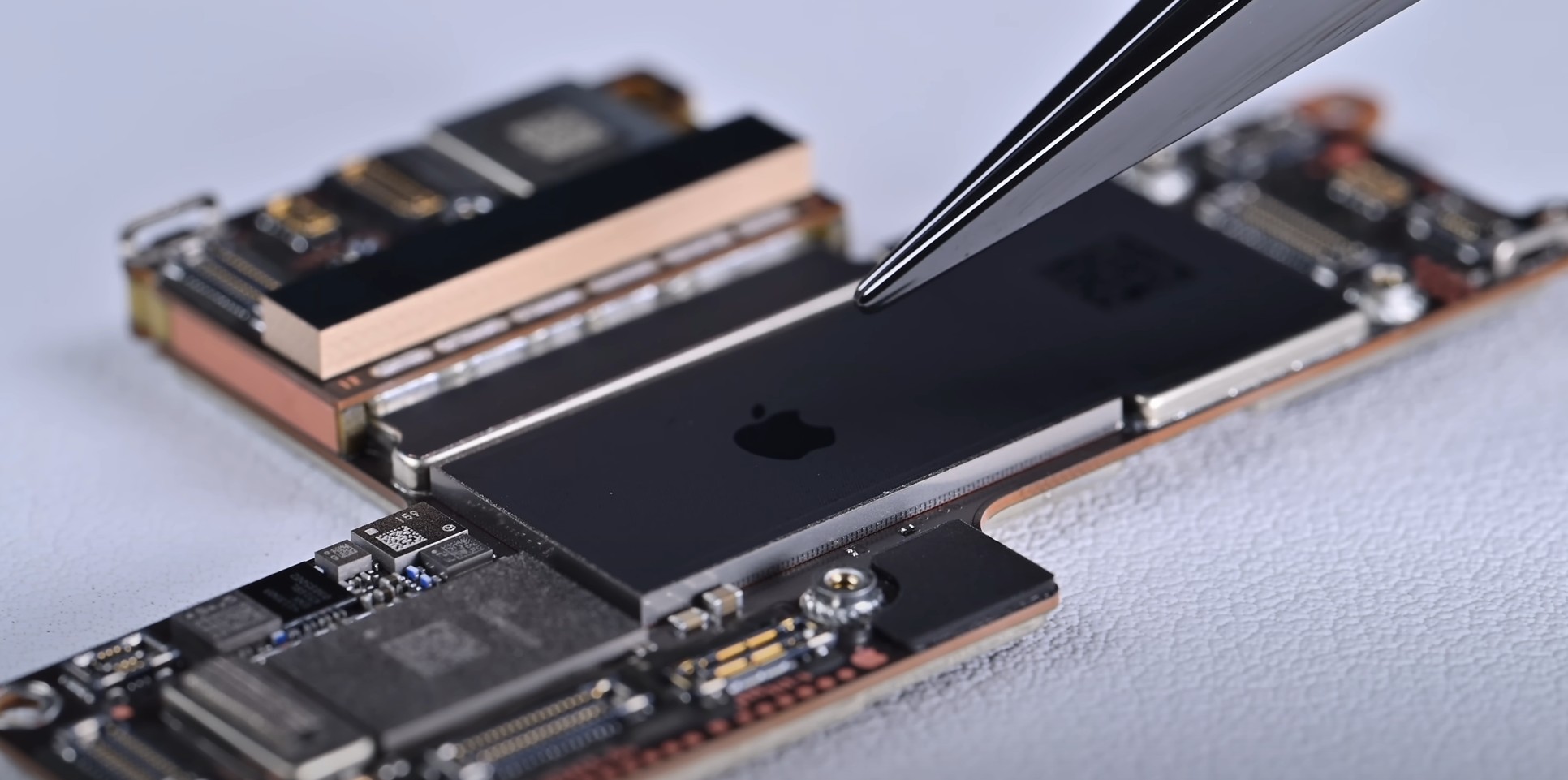 Apple-Lehimli-iPhone-Depolama-Yukseltmelerini-Engelliyor-256GB-512GB-ve-1TB.jpg