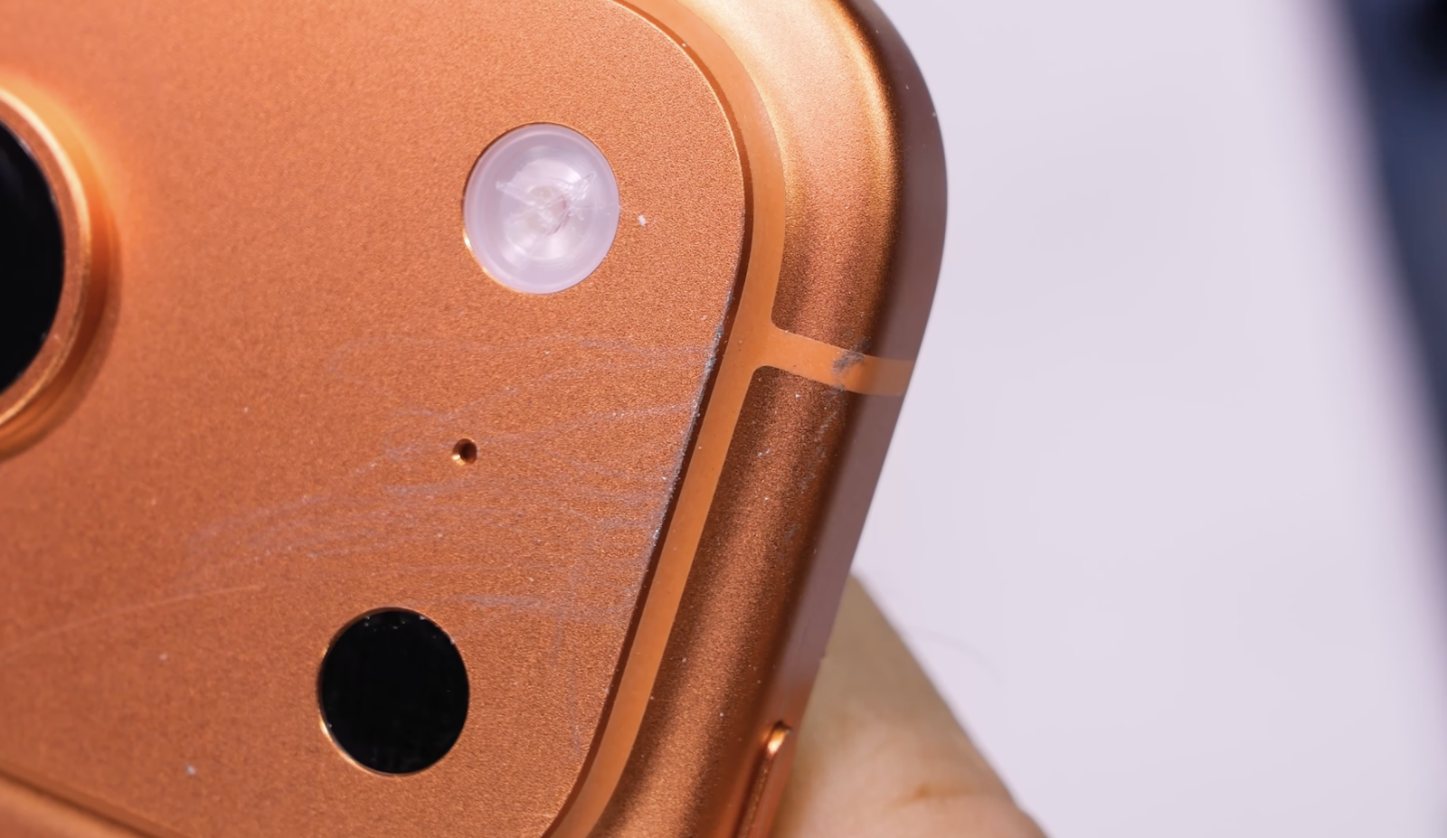 Apple-Storelar-iPhone-17-Pro-Cizik-Sorunlarini-Basit-Bir-Degisiklikle.png