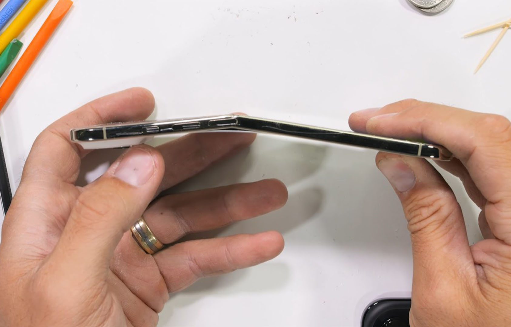 iPhone-Air-Ekranini-Egip-Kirmak-Icin-98-kg-Kuvvet-Gerek.jpg