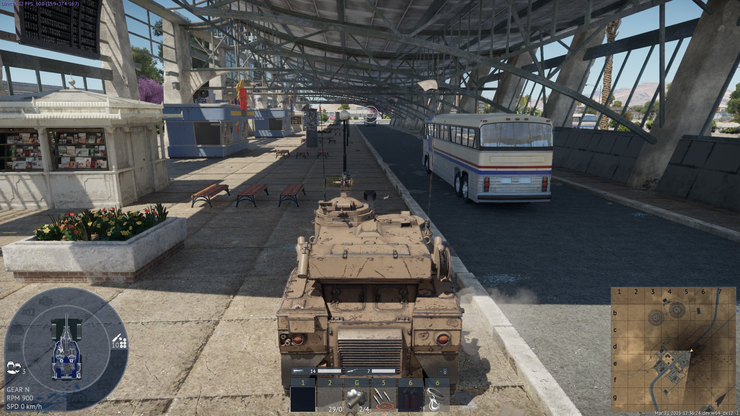 War Thunder’da şehir içinde zırhlı araç, ekranda GEAR N ve SPD 0 km/h arayüzü görünüyor.