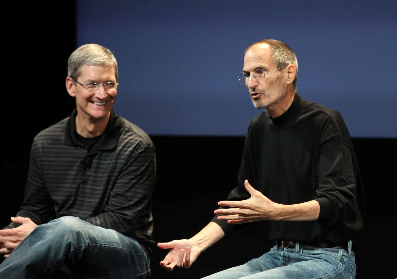 1760021987_Steve-Jobs-ve-Tim-Cookun-14-Yili-Apple-CEOlugu-Infografigi.jpg