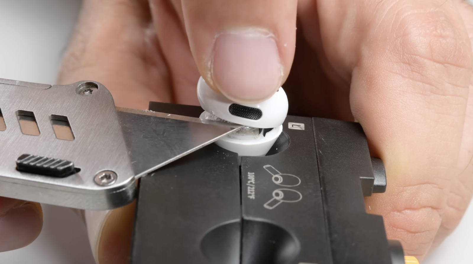 AirPods-Pro-3-Hala-Tek-Kullanimlik-Sokum-Yapistirilmis-Pilleri-Gosteriyor.png