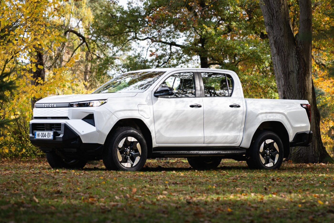 toyota-hilux-bev-2025-08-min-1400x933-1.jpeg