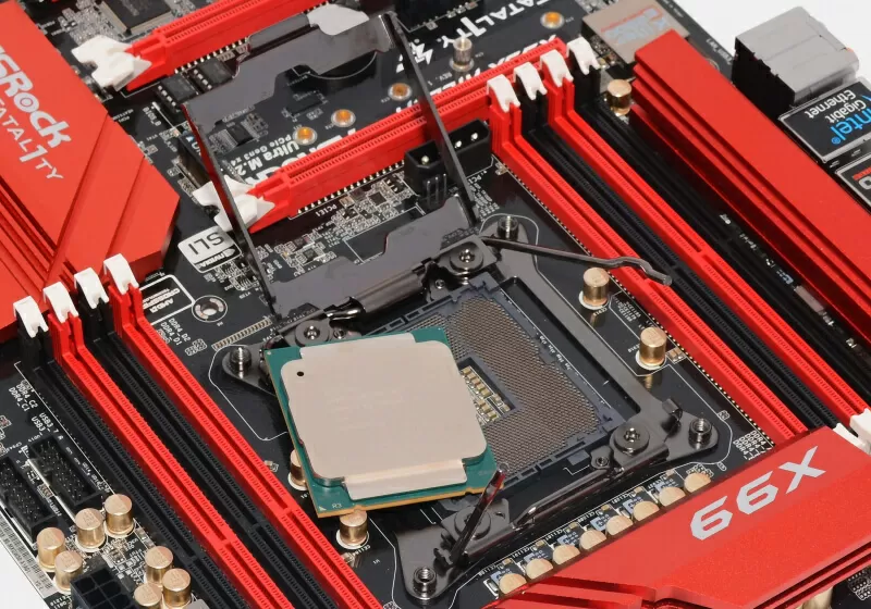 Intel-ve-AMDyi-destekleyen-bir-CPU-soketi-vardi.jpg